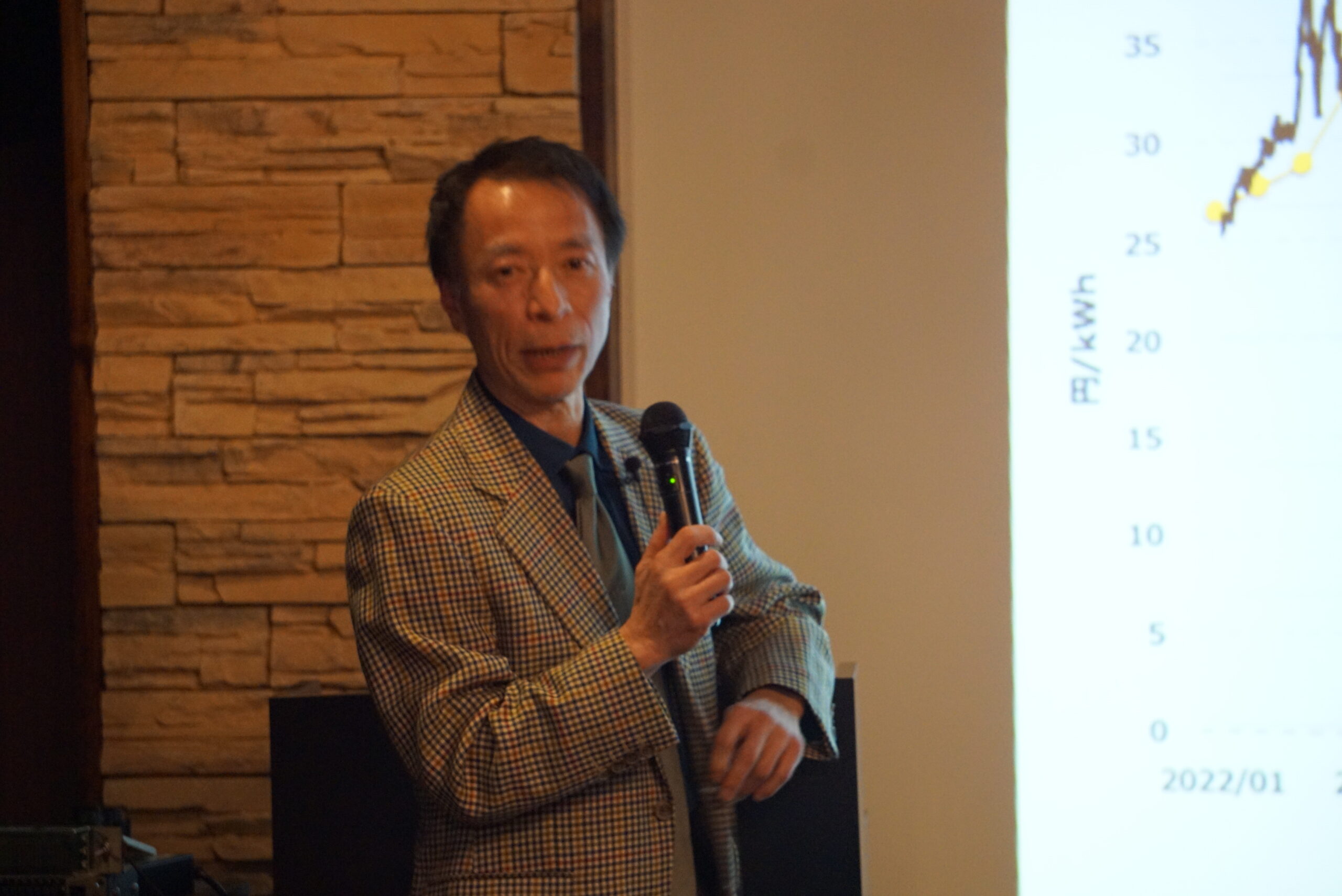 奥村尚先生がお話ししている様子